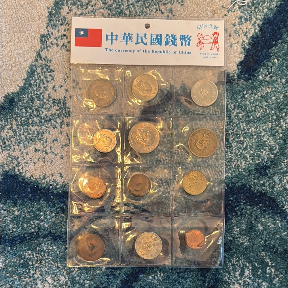 Taiwanese 🇹🇼 VTG 80s Coin Collection Set with Floral Design